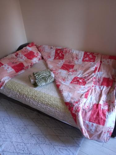 - un lit avec une couette et un oreiller dans l'établissement Sofia Apartment, à Surčin