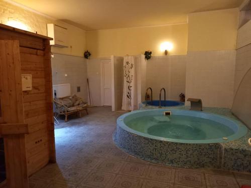 - une grande salle de bains pourvue d'une grande baignoire dans l'établissement Fábiánics Kastély Misefa, à Misefa