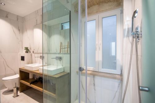 Uma casa de banho em Curcumelli Luxury Suites - ΠΙΝΙΑ