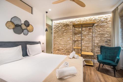 Llit o llits en una habitació de Curcumelli Luxury Suites - ΠΙΝΙΑ