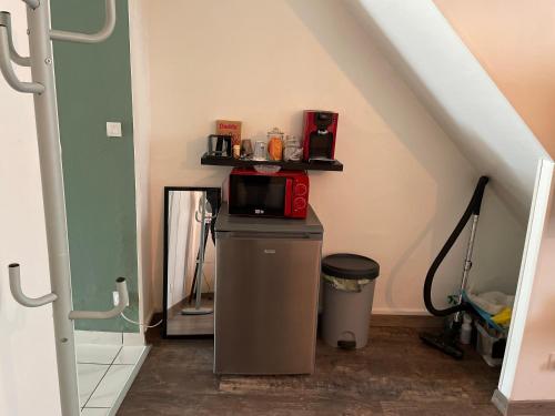 Cette chambre comprend un four micro-ondes installé au-dessus d'un réfrigérateur. dans l'établissement Luxury, à Amiens