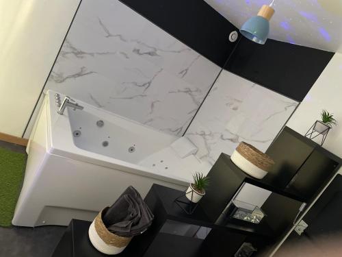 - une salle de bains avec un mur en marbre dans l'établissement Luxury, à Amiens