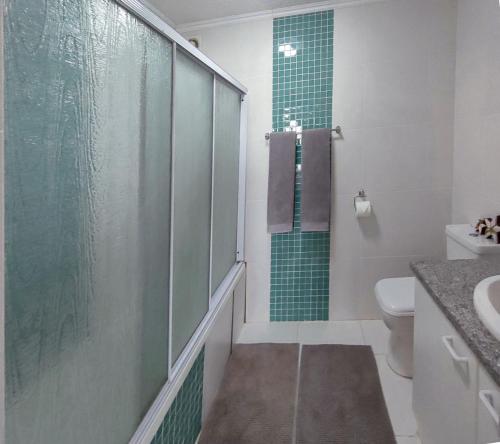 een badkamer met een glazen douche en een toilet bij Laguna La Crete 33 in Margate
