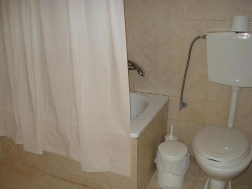Ванная комната в COUNTRY HOUSE IN OLIVE GROVE - Gerakini