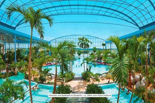 巴特申博恩的住宿－哈夫納酒店，享有度假村游泳池的空中景致