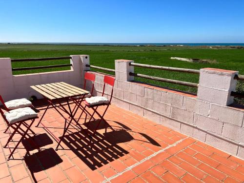 stół piknikowy i krzesła siedzące na ceglanym patio w obiekcie Casa Mangueta w mieście El Palmar