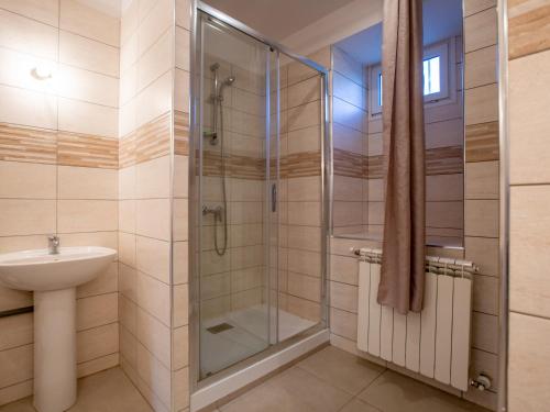y baño con ducha y lavamanos. en Home saint roch, en Martres-Tolosane