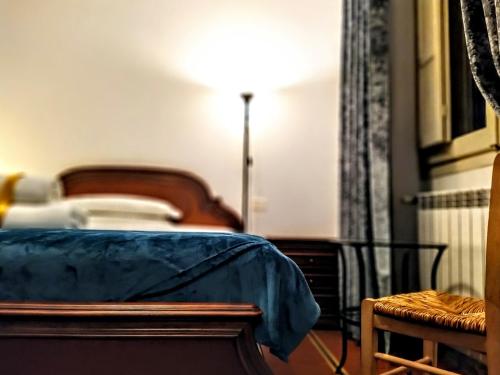 um quarto com uma cama e um candeeiro num quarto em Guest House Lorvand em Roma
