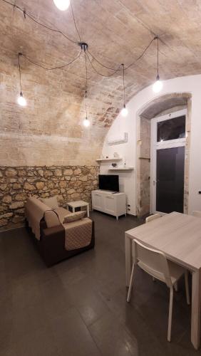 a bedroom with a bed and a table in a room at Casa Vittoria in Palazzolo Acreide