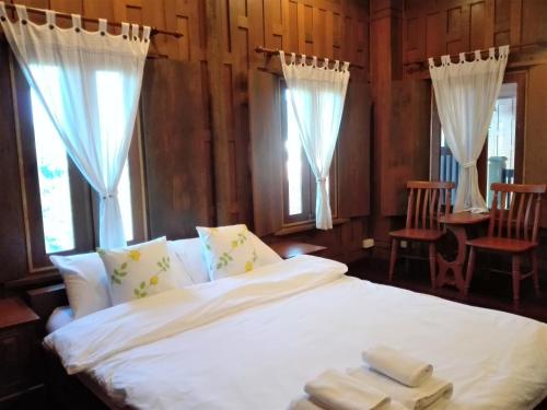 Giường trong phòng chung tại Luang Chumni Village
