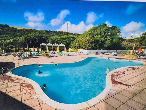 ein großer Pool mit Menschen im Wasser in der Unterkunft Mawgan Pads Newquay Bay in Newquay Bay Resort