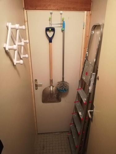 une porte dans une pièce avec deux outils dans l'établissement LA VOLIERE des PICS, à Le Mont-Dore