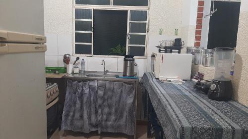 Een keuken of kitchenette bij POUSADA Cantinho e Sossego casa 1