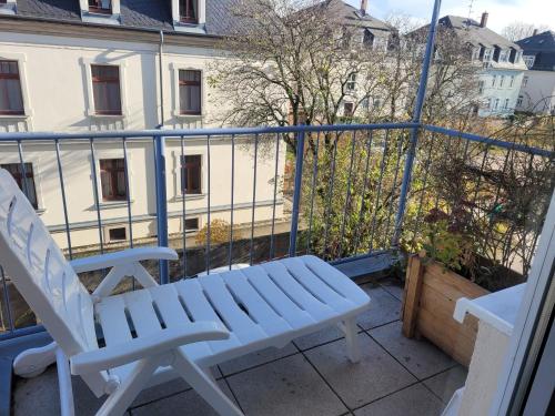 une paire de chaises assises sur un balcon dans l'établissement Mickten Hertz, à Dresde