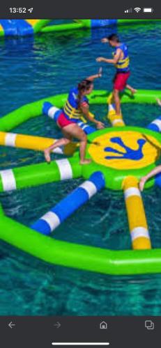 Un groupe de gens jouant sur un radeau gonflable dans l'eau dans l'établissement Au lac du der, à Voillecomte