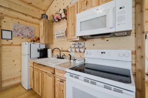 Fancy Cabin Right on Main St! – Photos 3