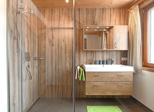 La salle de bains est pourvue d'un lavabo et d'une douche. dans l'établissement Schmiedlarhof, à Au im Bregenzerwald