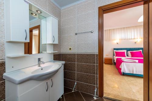 een badkamer met een wastafel en een bed in een kamer bij Villa Yasam Park - Luxury 8 Person - Fethiye Calis Beach 90mt in Fethiye