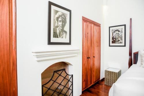 a bedroom with a fireplace and a bed at Hotel Casa Blanca 7 in San Miguel de Allende