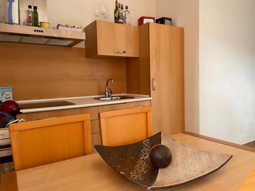 eine Küche mit einer Schüssel auf dem Boden neben einem Waschbecken in der Unterkunft Apartamento Punta Umbría Parking Incluido y Piscina in Punta Umbría