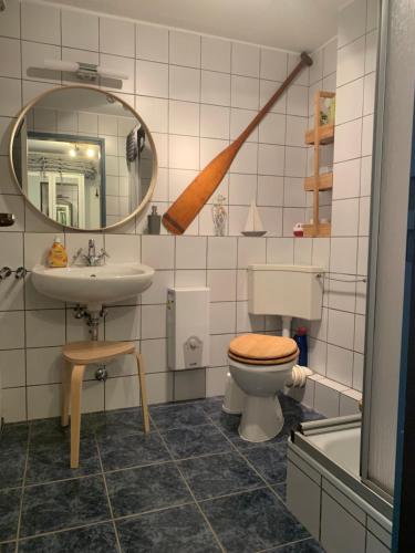 Ένα μπάνιο στο Ferienwohnung Harlequartier im Wikingerhof direkt an der Harle