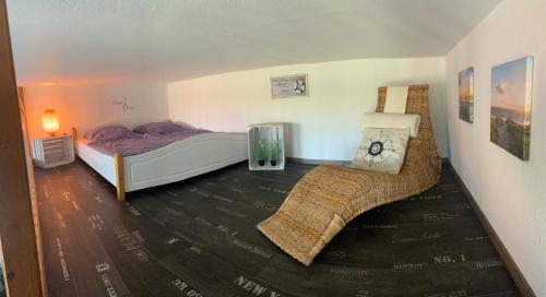 a bedroom with two beds in a room at Ferienwohnung Harlequartier im Wikingerhof direkt an der Harle in Wittmund