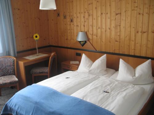 Postel nebo postele na pokoji v ubytování Gasthof-Pension Leupold