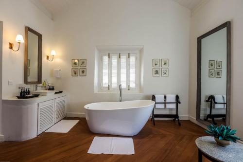 baño blanco grande con bañera y lavamanos en Galle Fort Hotel, en Galle