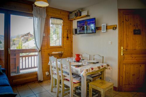T2 Meublé Tourisme 3 etoiles, pied des pistes-parking privé avec balcon et superbe vue