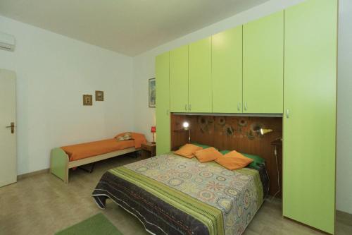 una camera con letto, scrivania e armadi di La casuzza sul molo a Mazara del Vallo