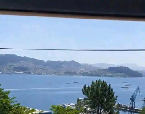 Blick auf einen großen Wasserkörper mit Booten in der Unterkunft Praia da Borna 1ºA in Moaña