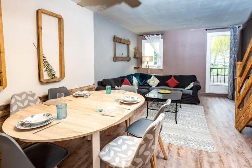 un salon avec une table et un canapé dans l'établissement Duplex cosy et contemporain avec parking privé, à Amiens