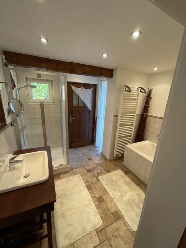 Ванна кімната в Apartment,Wohnung & Zimmer 'Am Waldfreibad'