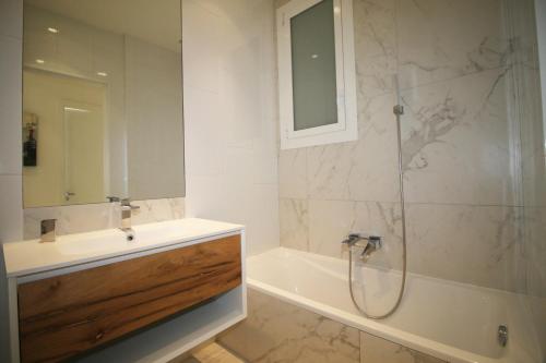 une salle de bain avec une douche, un lavabo et une baignoire dans l'établissement High-End Apartment, Hyper Center, Near The Beaches, à Nice