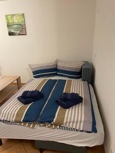 ein Bett mit zwei blauen Kissen darüber in der Unterkunft Gästehaus Maxi in Rust