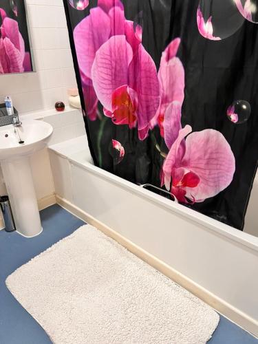 Et badeværelse på Spacious Double Room in prime location London