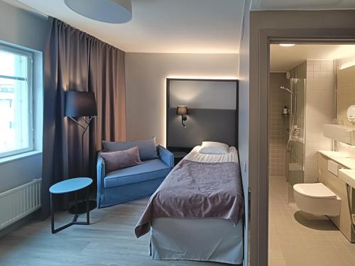 Un pat sau paturi într-o cameră la SpaHotel Hamina