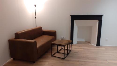 un salon avec une chaise et une table dans l'établissement Charmant studio en plein centre de Montoire, à Montoire-sur-le-Loir