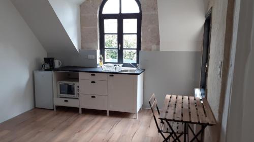 Ett kök eller pentry på Charmant studio en plein centre de Montoire