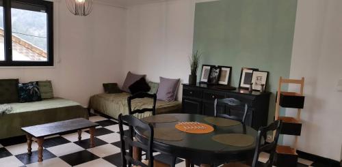 un salon avec une table et un canapé dans l'établissement La Dolce vita gîte avec terrasse et vue, à Vals-les-Bains