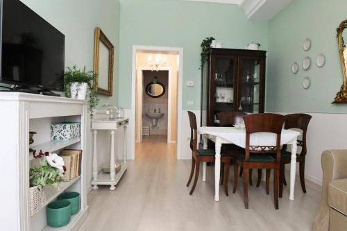 uma sala de jantar com uma mesa branca e cadeiras em Dimora del Castellano GREEN HOUSE em Gioia del Colle