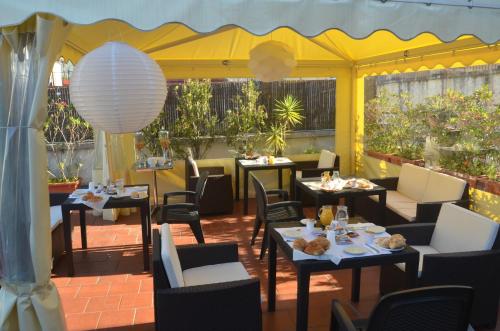 un ristorante con tavoli e sedie e una tenda di B&B Soriano44 a Napoli