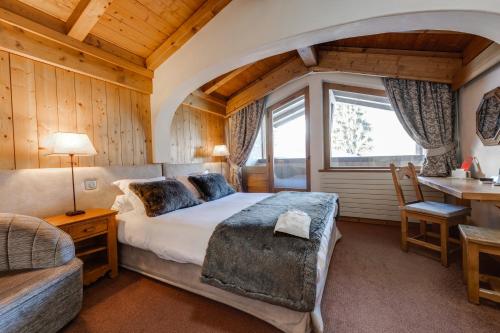 Un pat sau paturi într-o cameră la Hôtel La Grange d'Arly