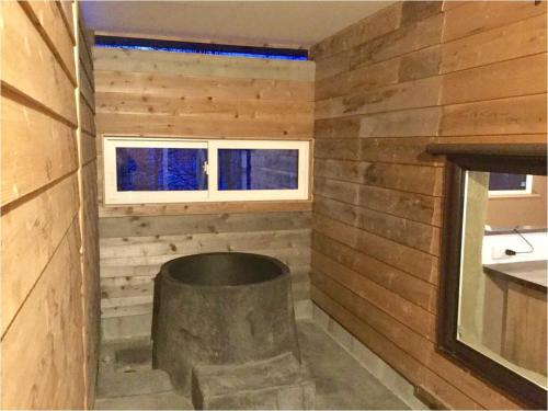 - une petite salle de bains avec un tabouret dans l'angle de la chambre dans l'établissement Auberge Ninguruforet, à Biei