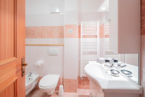 bagno con lavandino bianco e servizi igienici di B&B Agriturismo Cèsa Ciasates a Canazei