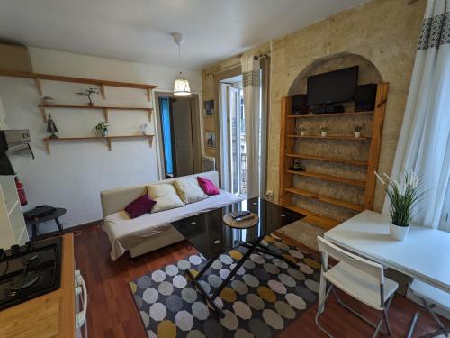ein Wohnzimmer mit einem Sofa und einem TV in der Unterkunft Appartement - City center in Montpellier