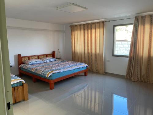 1 dormitorio con cama y ventana en Wonderful near Ram lake and Hermon mountain, en Mas'ada