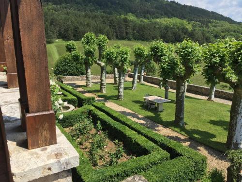 Zahrada ubytování Clos de Mont July, chambres avec vue et terrasse dans demeure historique