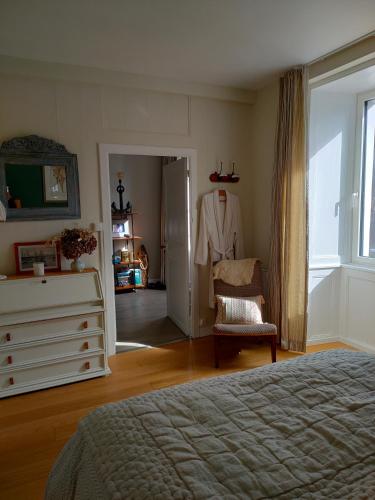 - une chambre avec un lit, une commode et un peignoir dans l'établissement Le crabe rouge, à Groix