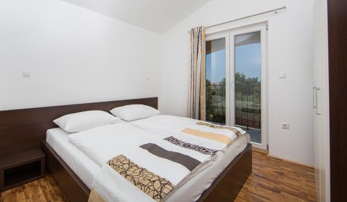 Łóżko lub łóżka w pokoju w obiekcie Apartmani Residence Jana